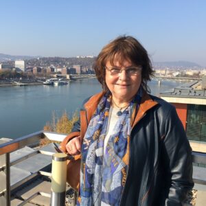 Skonda Mária,nemzetközi gazdasági szakember – ny.bankár. Executive coach-mentor ACC. Szakíró. Műgyűjtő - filantróp.